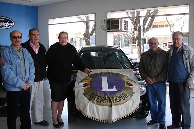 Ganadores del auto e integrantes del Club de Leones.