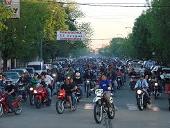 Motoqueros se desplazan por la avenida General Vedia.