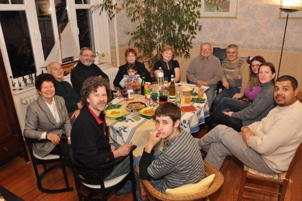 La Familia Pironio en Francia, el mismo día, aguardando la comunicación virtual con Argentina.