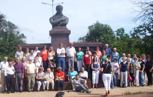 Integrantes de la Familia Pironio en la Plaza “General Belgrano” de 9 de Julio.