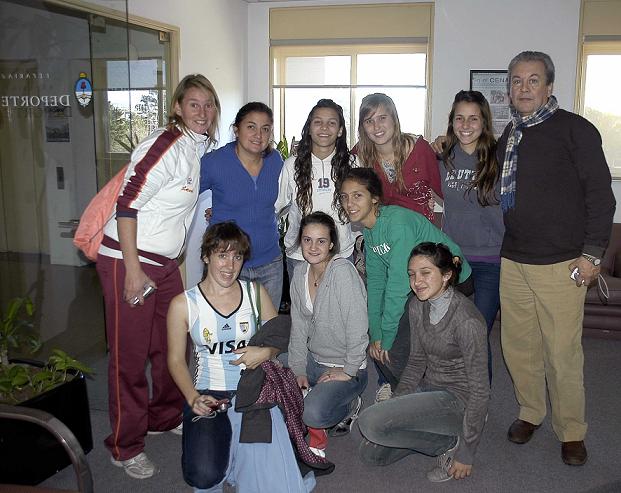  La ex Leona Jorgelina Rimoldi junto a varias chicas en las oficinas del tercer piso.