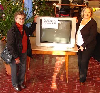 Elda Picco con el tv, junto a la Directora de EL 9 DE JULIO Estela manfredi.