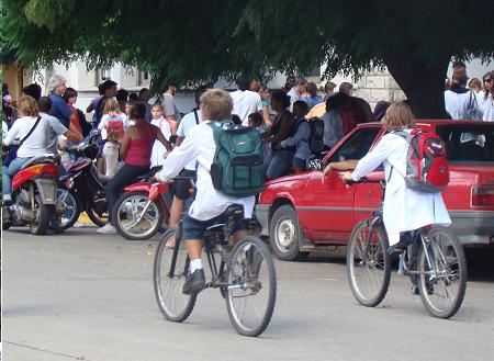 Hoy las calles se vieron pobladas de escolares.