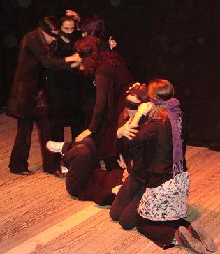 Actuación del Grupo de Danza-Teatro Mujeres en La Esquina.