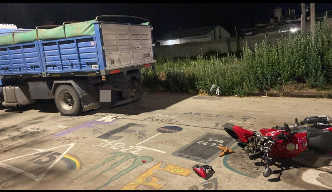 Accidente entre una moto y un camión Diario El 9 de Julio